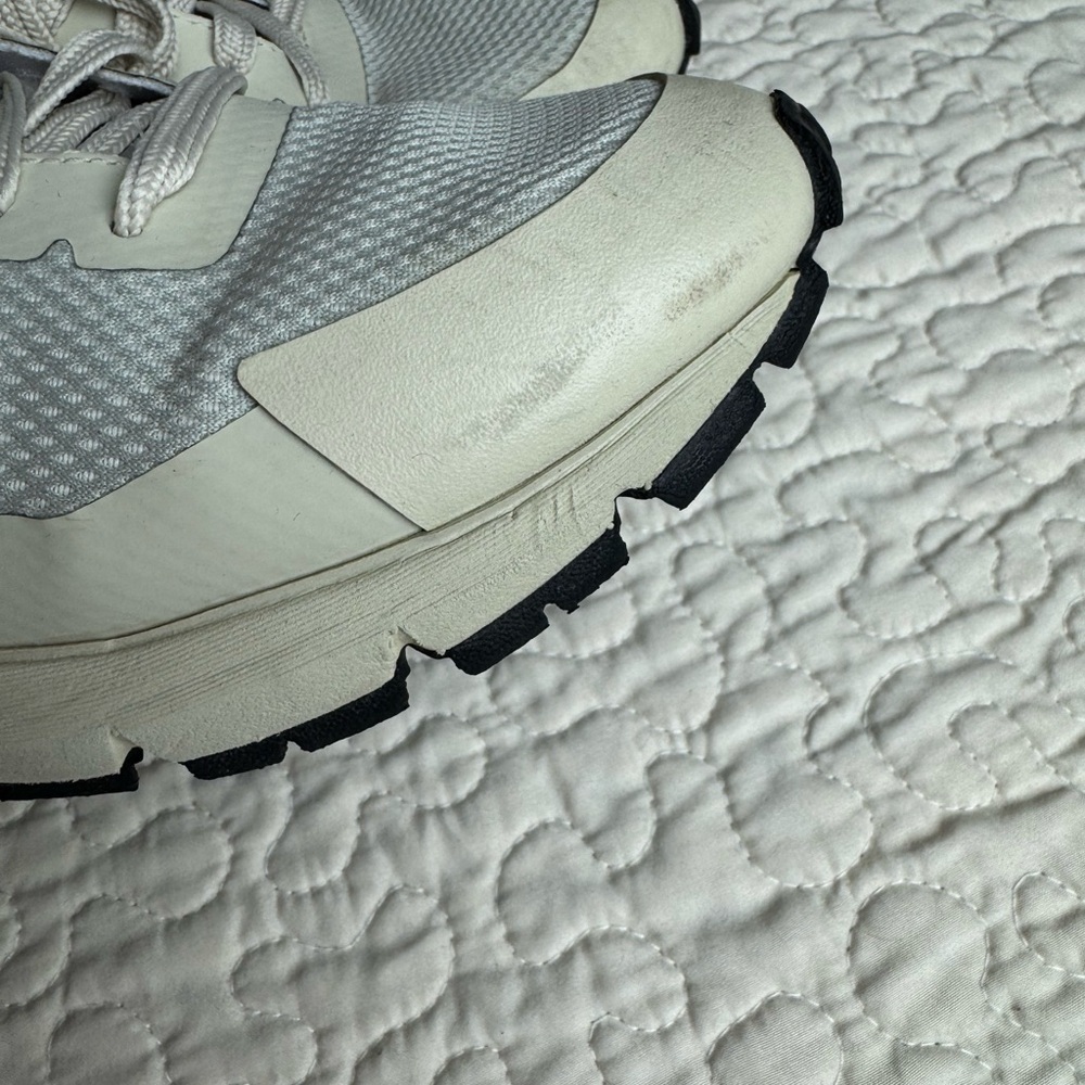 Veja Sneakers size 9 - Picture 4 of 10